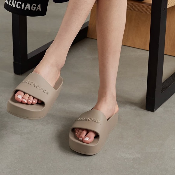 BALENCIAGA WOMEN'S CHUNKY SLIDE SANDAL - Picture 2 of 5